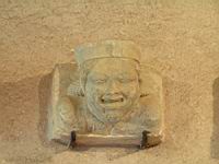 Corbeau a tete humaine, pierre, 14eme, vient de l'eglise St Nazaire, musee de Carcassonne (1)